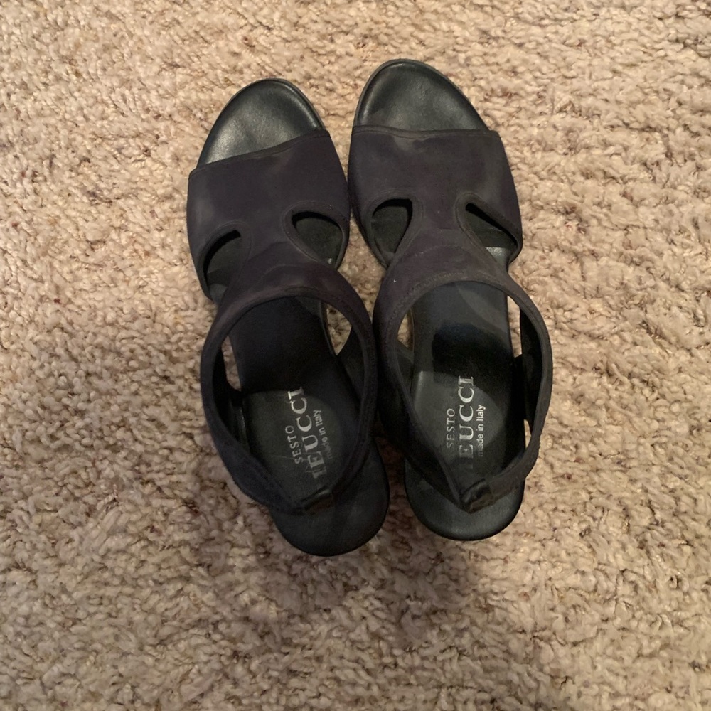 Black cushiony heeled dress shoes
